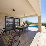 Villa In With Pool Near Rock *