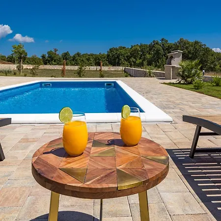 In With Pool Near Rock Вилла *