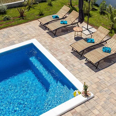 In With Pool Near Rock Крница