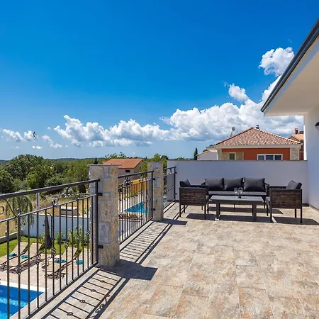 Вилла In With Pool Near Rock Крница