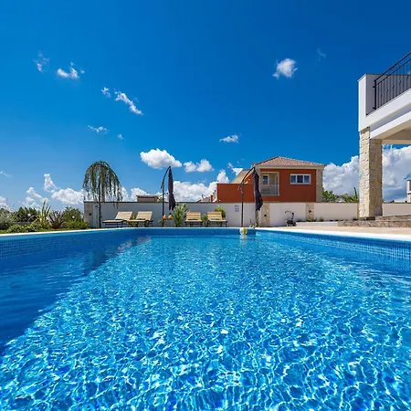 In With Pool Near Rock * קרניצה