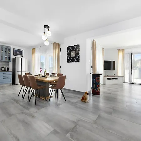 וילה In With Pool Near Rock *