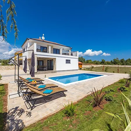 In With Pool Near Rock וילה קרניצה