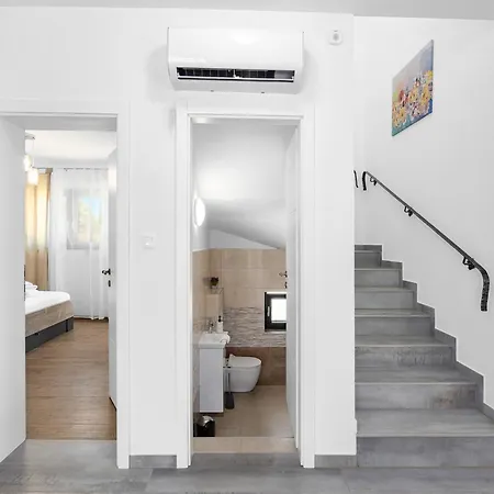 In With Pool Near Rock וילה