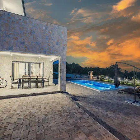 In With Pool Near Rock וילה קרניצה