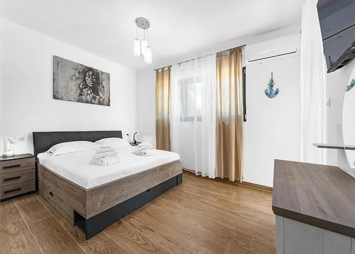 In With Pool Near Rock קרניצה