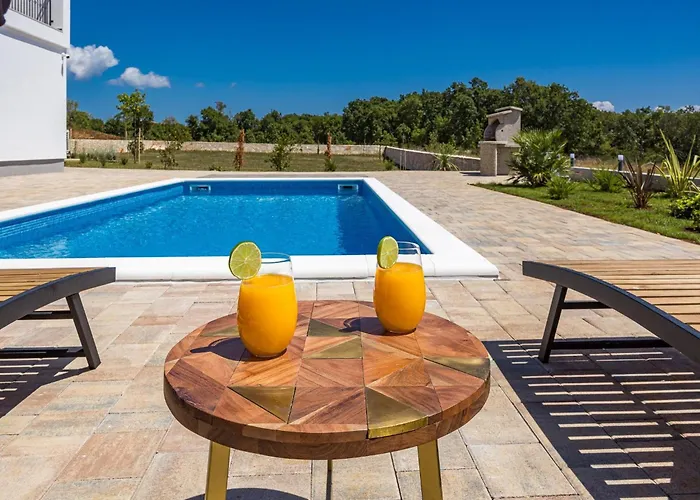 In With Pool Near Rock וילה *