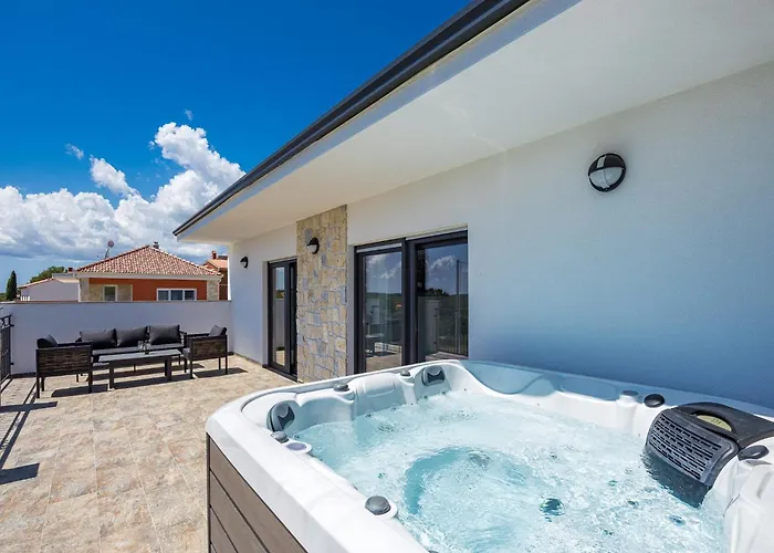 In With Pool Near Rock קרניצה