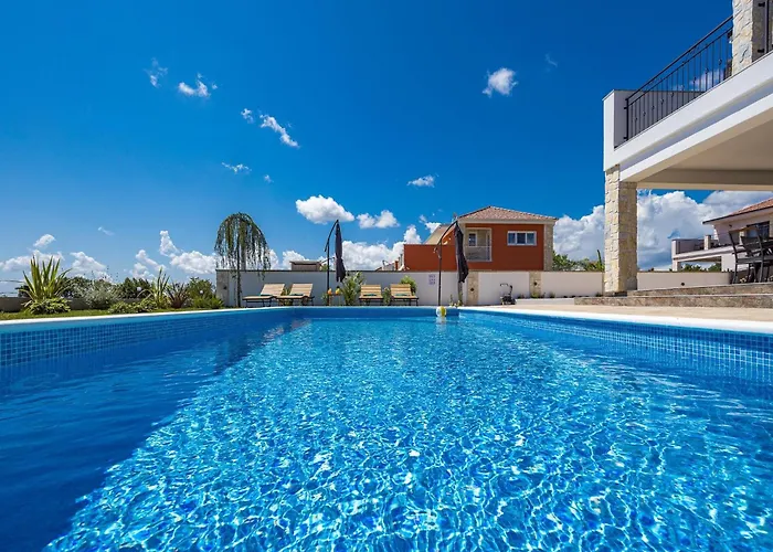 In With Pool Near Rock * קרניצה