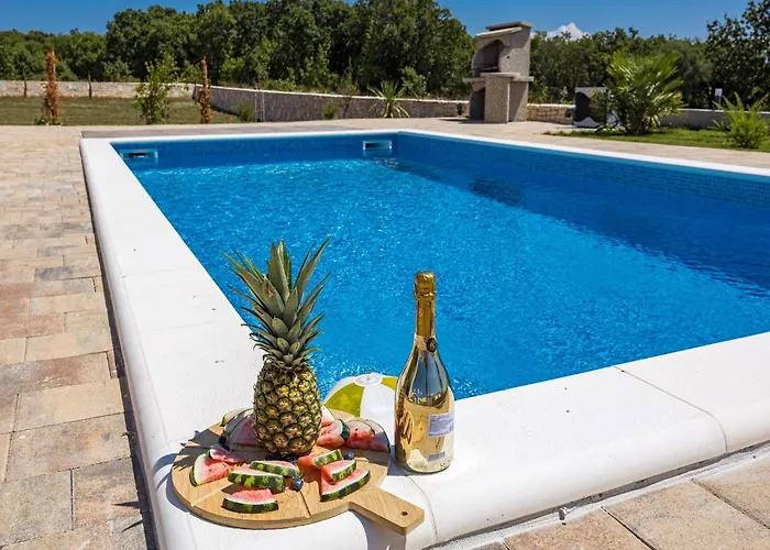 In With Pool Near Rock וילה קרניצה