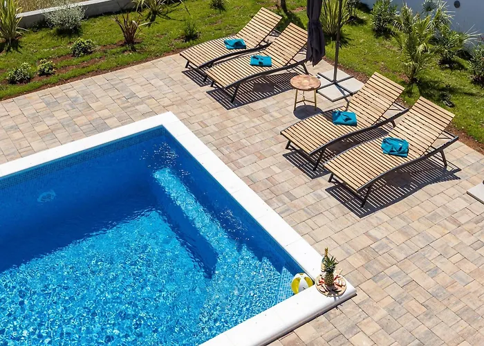 In With Pool Near Rock קרניצה