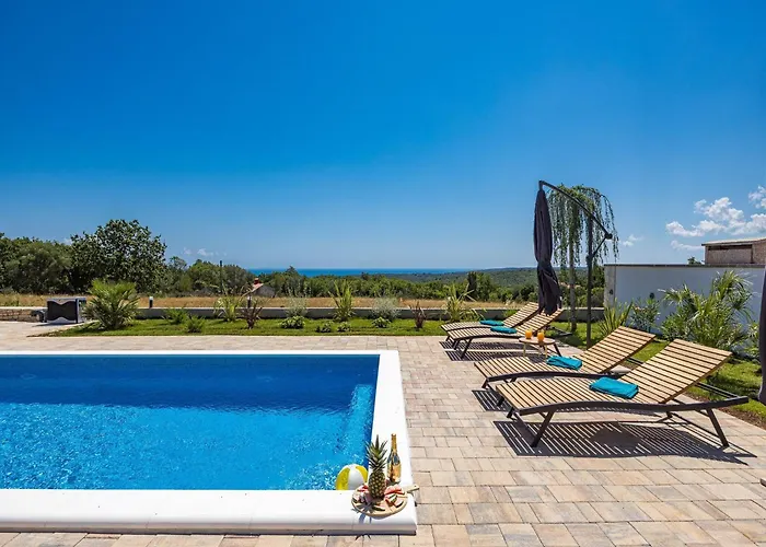 In With Pool Near Rock וילה קרניצה