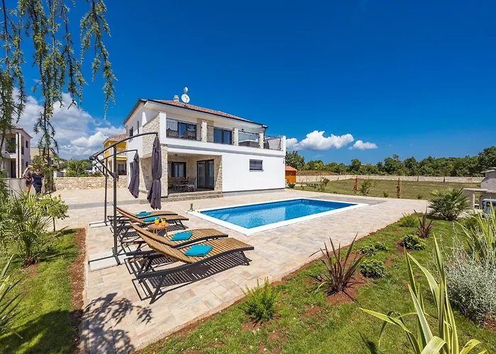 In With Pool Near Rock וילה קרניצה