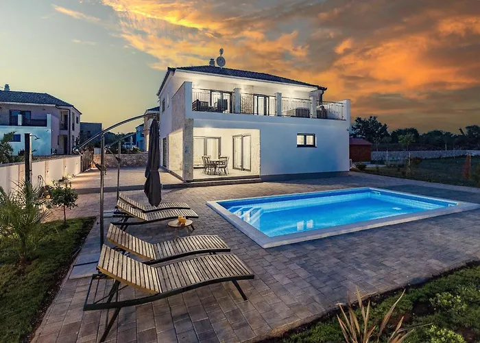 In With Pool Near Rock קרניצה