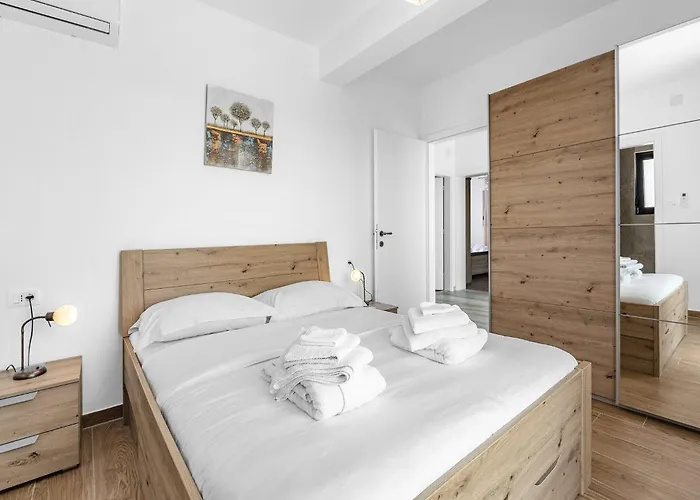 In With Pool Near Rock וילה