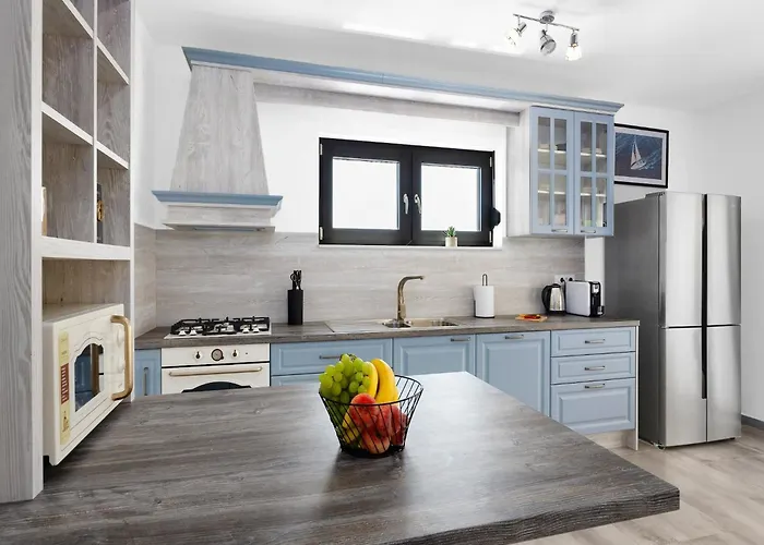 In With Pool Near Rock וילה קרניצה