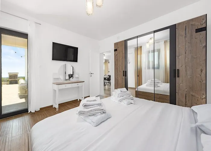 In With Pool Near Rock *