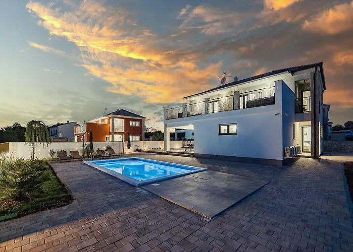 In With Pool Near Rock קרניצה