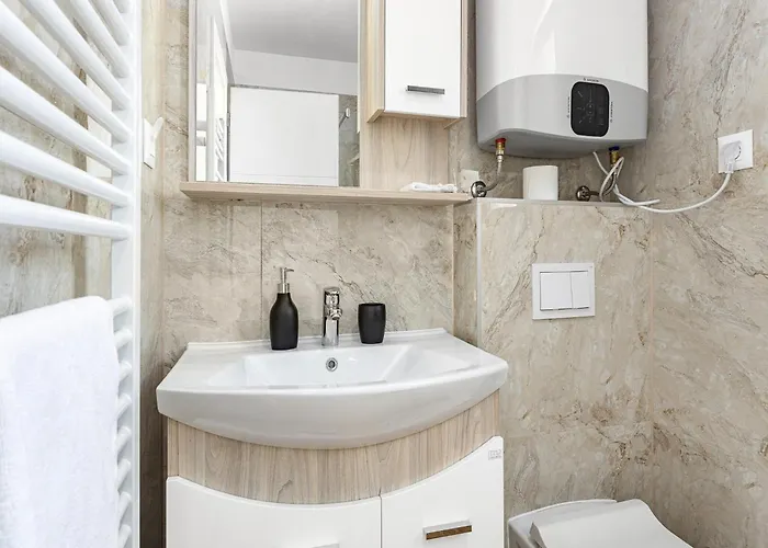 In With Pool Near Rock וילה