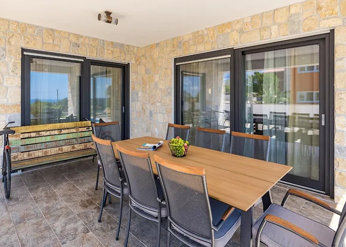 וילה In With Pool Near Rock