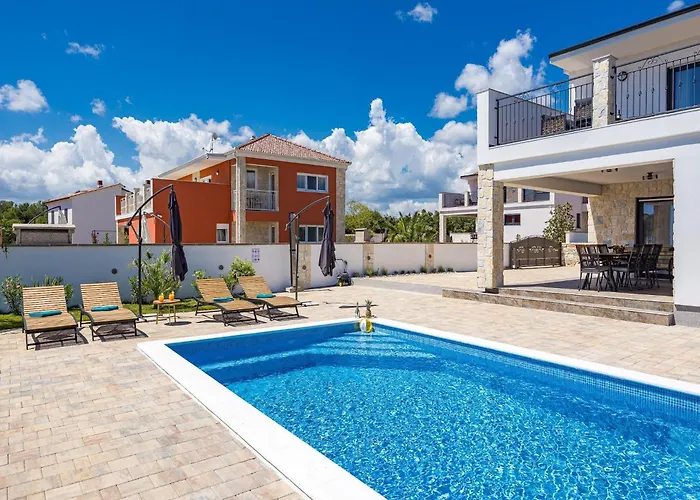 In With Pool Near Rock וילה קרניצה