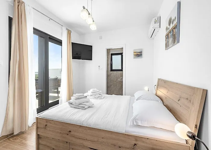 וילה In With Pool Near Rock קרניצה