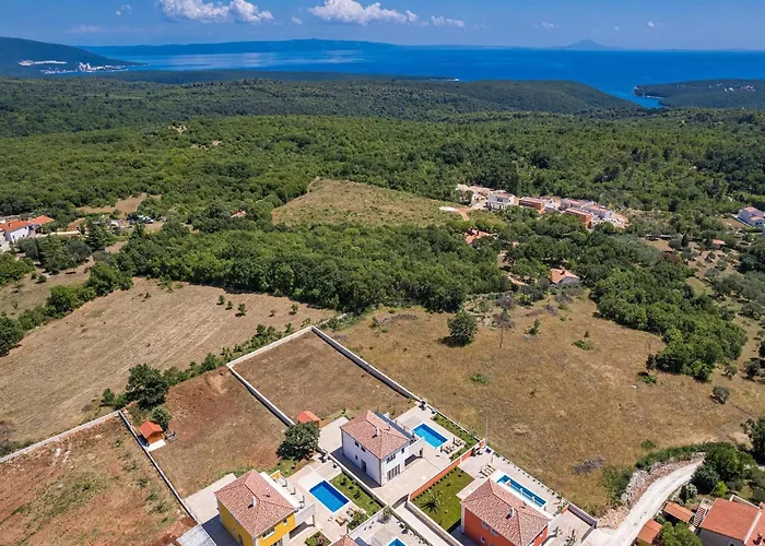 In With Pool Near Rock *