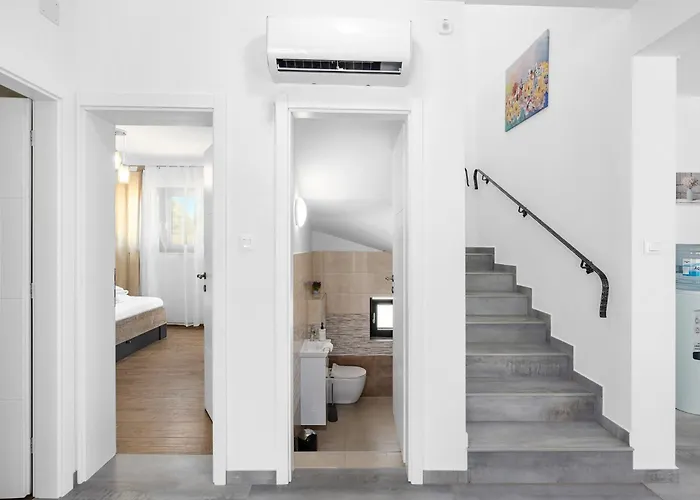 In With Pool Near Rock וילה