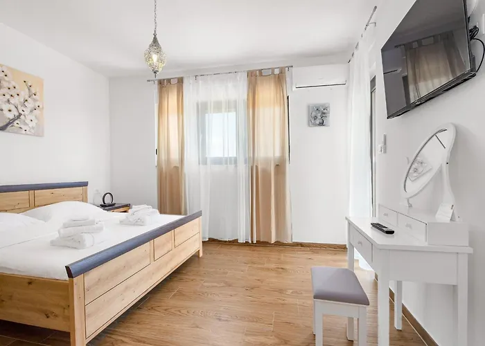 In With Pool Near Rock וילה *