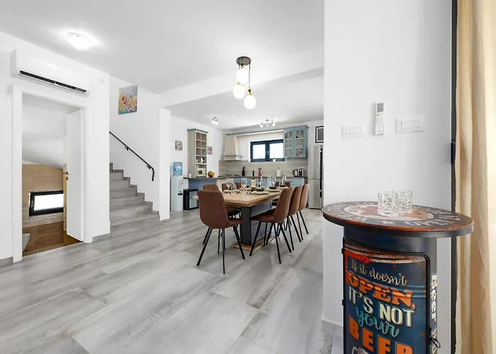 In With Pool Near Rock וילה קרניצה