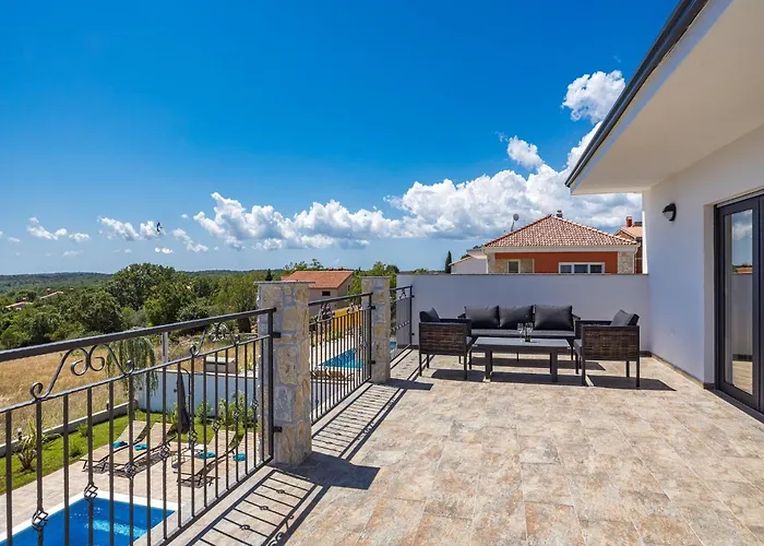 וילה In With Pool Near Rock קרניצה