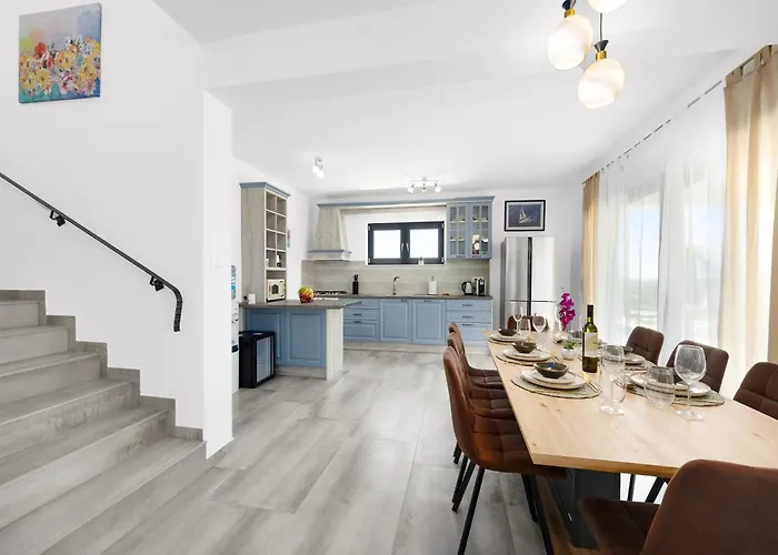 In With Pool Near Rock וילה