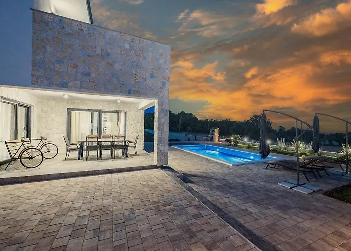 In With Pool Near Rock וילה קרניצה