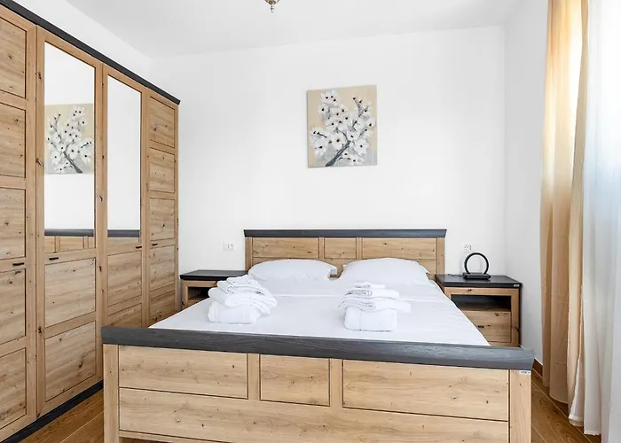 In With Pool Near Rock קרניצה